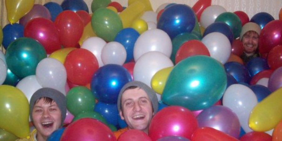 50 people were invited to enter a room full of balloons … and to discover how to be happy !!!